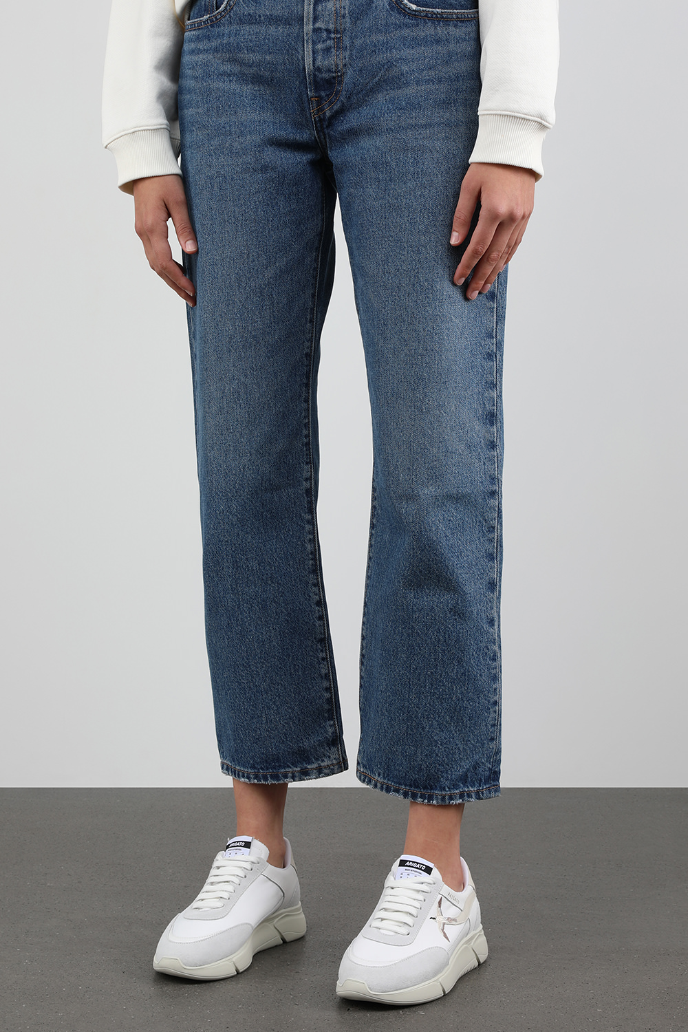 תמונת כל הלוק של נעלי סניקרס ג'נסיס לבנות עם סמל רקום